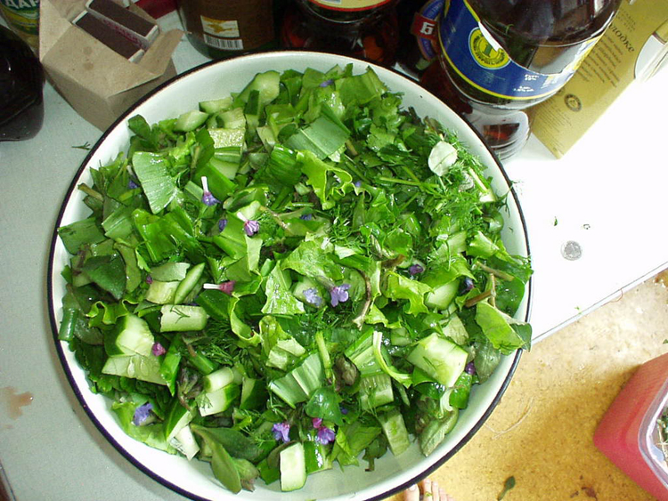 Свежий и вкусный летний салат из доступных каждому продуктов готов